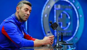 Caixinha atiende a los medios de comunicación 