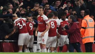 Jugadores del Arsenal festejan el gol vs Liverpool