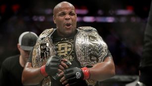 Daniel Cormier sostiene sus títulos de la UFC