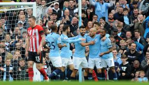 Jugadores citizens celebran la goleada en Etihad 