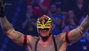 Rey Mysterio festeja el triunfo sobre Andrade 'Cien' Almas