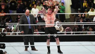 Brock Lesnar levanta el campeonato Universal de la WWE