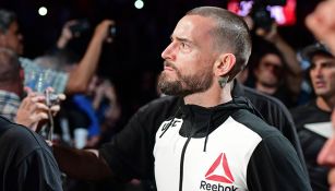 Momento en que CM Punk camina al octágono