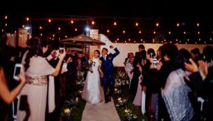 Germán y Lizeth bailan caminan felices por el altar matrimonial