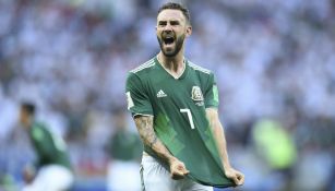 Layún festeja gol con México