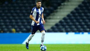 Héctor Herrera conduce el balón en un duelo con el Porto