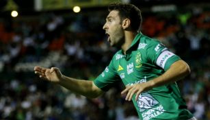 Mauro Boselli reclama una falta en un duelo con León