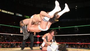 Momento en que Volador Jr. le aplica un 'Canadian Destroyer' a Cavernario