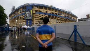 Aficionado de Boca Juniors observa la Bombonera por fuera