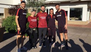 Finn Bálor y Alexa Bliss posan con jugadores de Roma