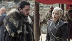 Khaleesi junto a Jon Snow, en una escena de la serie