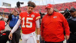 Patrick Mahomes y Andy Reid platican tras un partido