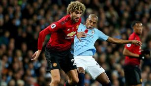 Fellaini disputa un balón en el Derbi de Manchester