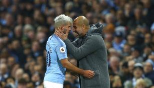 Agüero y Guardiola comparten unas palabras durante el Manchester City vs Manchester United 