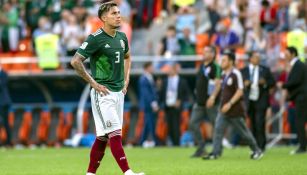 Carlos Salcedo durante un partido con la Selección Mexicana