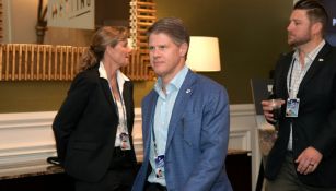 Clark Hunt camina rumbo a una reunión de la NFL