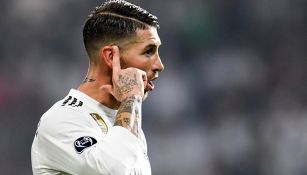 Sergio Ramos toca su oreja tras silbidos del público en el Bernabéu