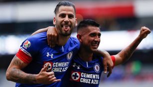 Méndez celebra junto a Elías una anotación celeste en el Estadio Azteca