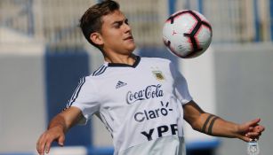 Dybala domina el balón en un entrenamiento con la Albiceleste