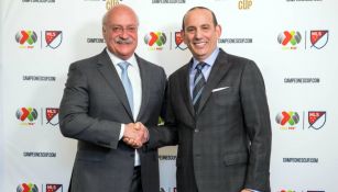 Enrique Bonilla y Don Garber se saludan durante un evento