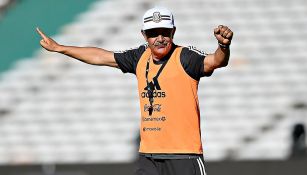 Ricardo Ferretti dirige un entrenamiento del Tri