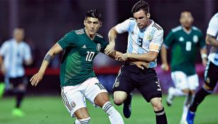 Alan Pulido (izq) durante el partido contra Argentina