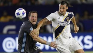 Zlatan lucha por hacerse de un balón en partido de la MLS 