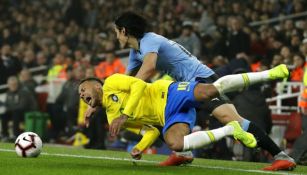 Cavani hace dura entrada a Neymar