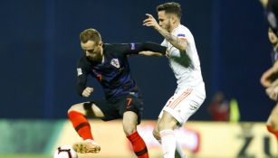 Rakitic, protege el balón ante la marca de Ñíguez 