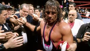 Momento en que Bret Hart baja del ring sin el campeonato