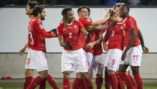 Jugadores de Suiza celebran una anotación frente a Bélgica