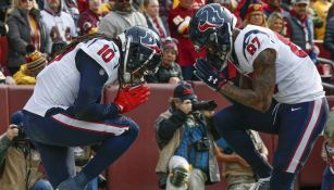 Hopkins y Demaryius Thomas celebran anotación contra Redskins