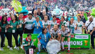 La escuadra femenil celebra el triunfo ante Colombia