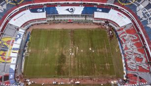 La cancha del Azteca ya lucía con el logo de los Rams