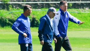 Billy, junto a Caixinha y Peláez en un entrenamiento de Cruz Azul