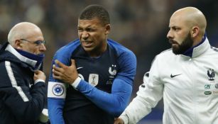 Mbappé se queja tras lesionarse el hombro