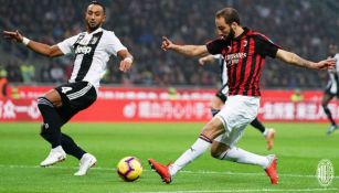 Gonzalo Higuaín y Mehdi Benatia durante el Milan vs Juventus