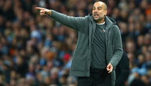 Pep da indicaciones en el Derbi de Manchester 