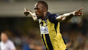 Usain Bolt festeja un gol 