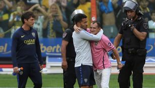 Carlos Tévez abraza a aficionado que invadió campo