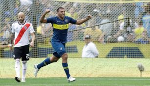 Ramón Ábila festeja un gol de Boca