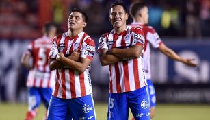 Jorge Sánchez y Juan Castro festejan un gol