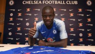 Kanté posa tras renovar con el Chelsea