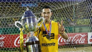 Maxi Rodríguez, con un trofeo en el Atlético Peñarol