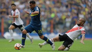 Carlos Tévez conduce el balón en Final de Ida 