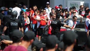 Policías controlan aficionados a las afueras del Monumental 