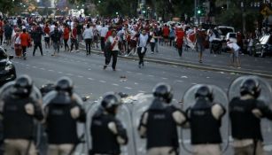 Fans de River se enfrentan a policías a las afueras del Monumental