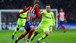 Griezmann conduce el balón contra Atlético de Madrid 