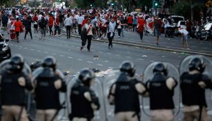 Afición de River Plate contra unos policías