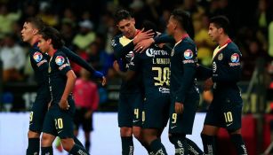 Jugadores de América celebran uno de los goles